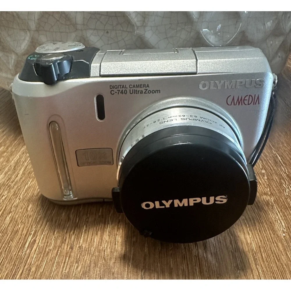 Olympus Camedia C-740 3.2MP Digital Point & Shoot Camera UNTESTED W/ Memory Card